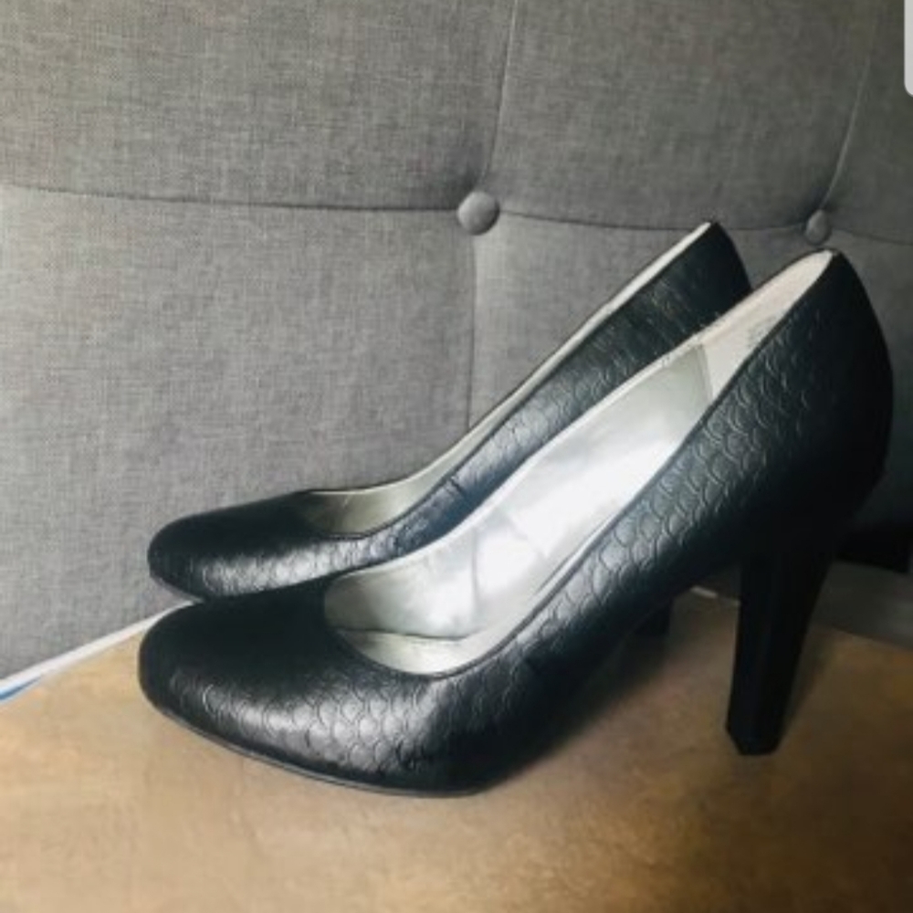 Bandolino black snake print pumps size 8 NWOT